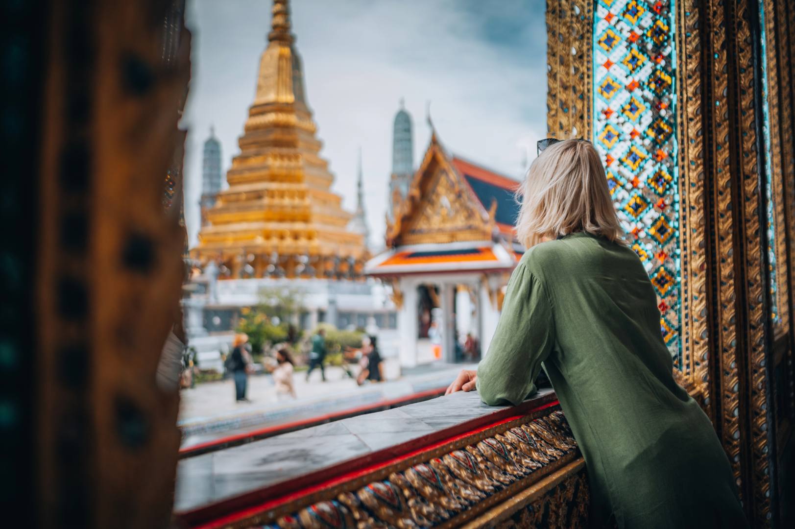 Voyageurs devant le temple Wat Pho à Bangkok